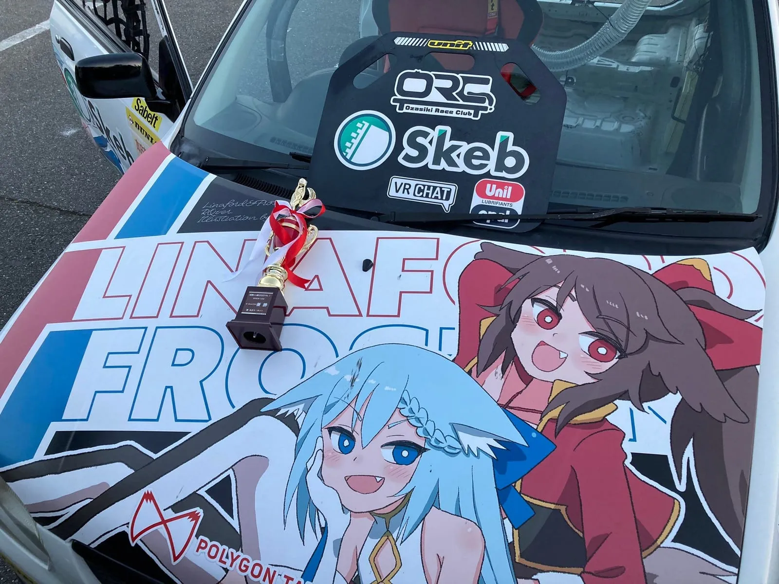 優勝トロフィーを載せたSkebアルトのボンネット