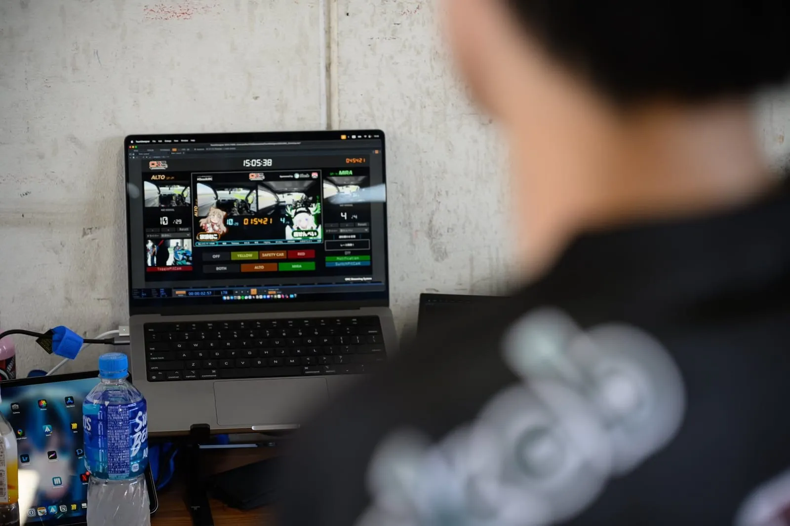 ピットのノートPCに映るライブ配信の画面